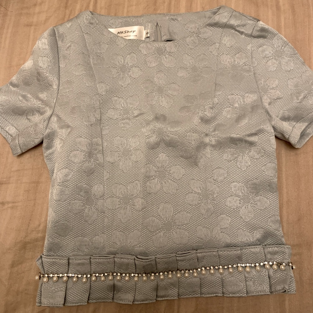 pearl shortsleeved top